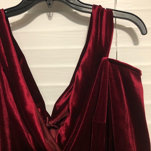 Giffniseti Size XL Luxe Velvet Burgundy/Red Long Dress.Cutout Sleeces,Zipper - Picture 5 of 11
